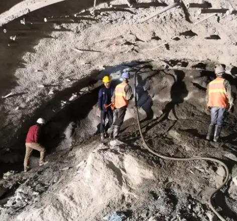 精河拱顶带模注浆料的施工流程及注意事项